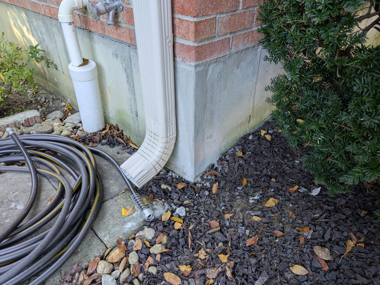 Exterior foundation corner after the localized surface repair